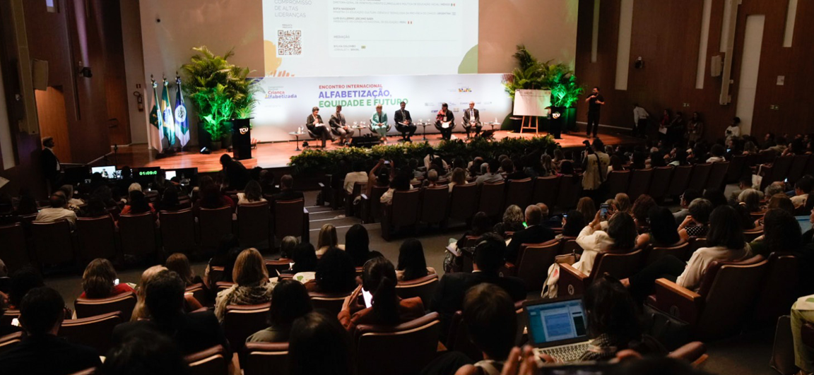 Política e direito à alfabetização são debatidos em encontro