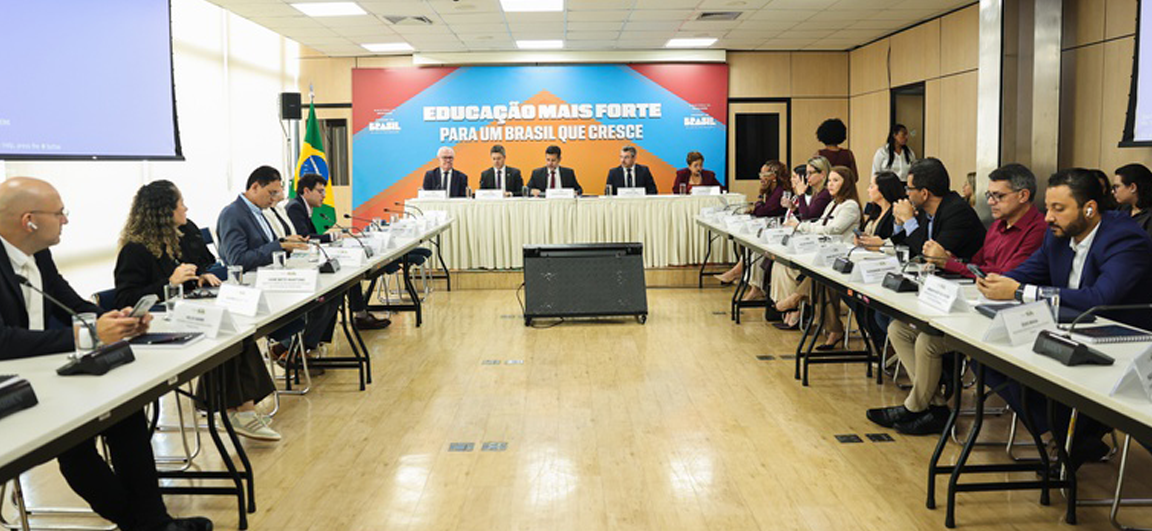 MEC debate papel do Enem na avaliação da educação básica