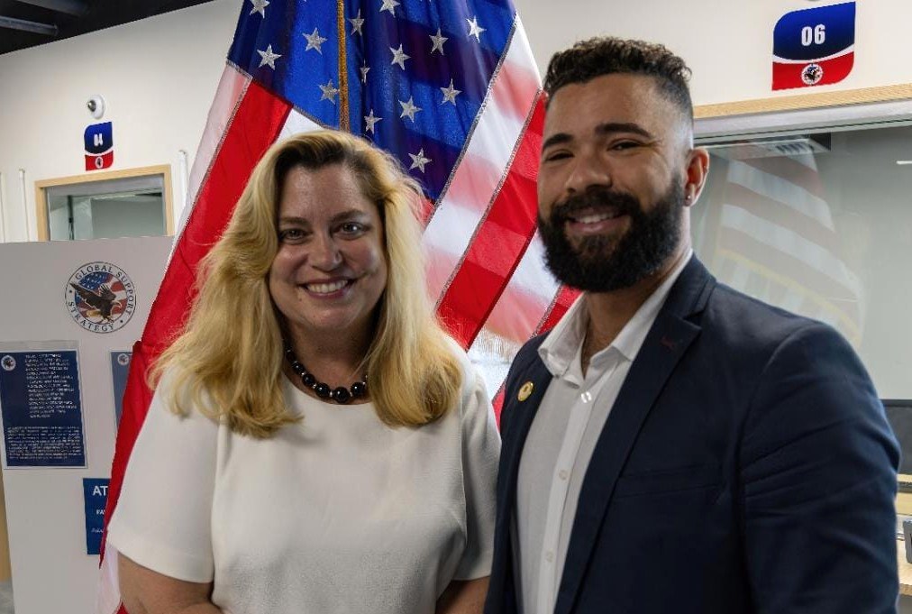 A cônsul-geral Jacqueline Ward com Jonatan Firmino, RP do INES