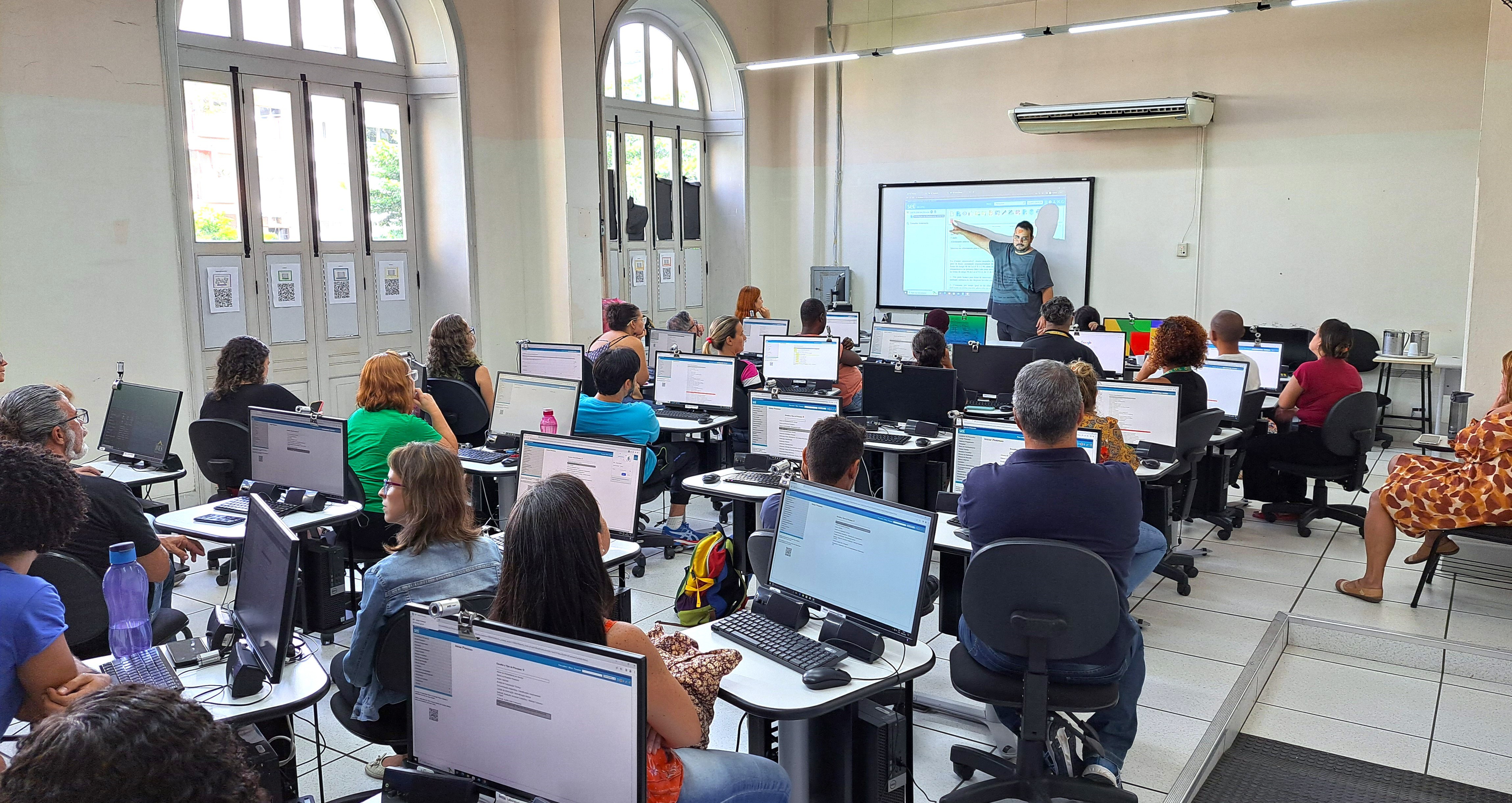 Funcionários surdos participaram da oficina