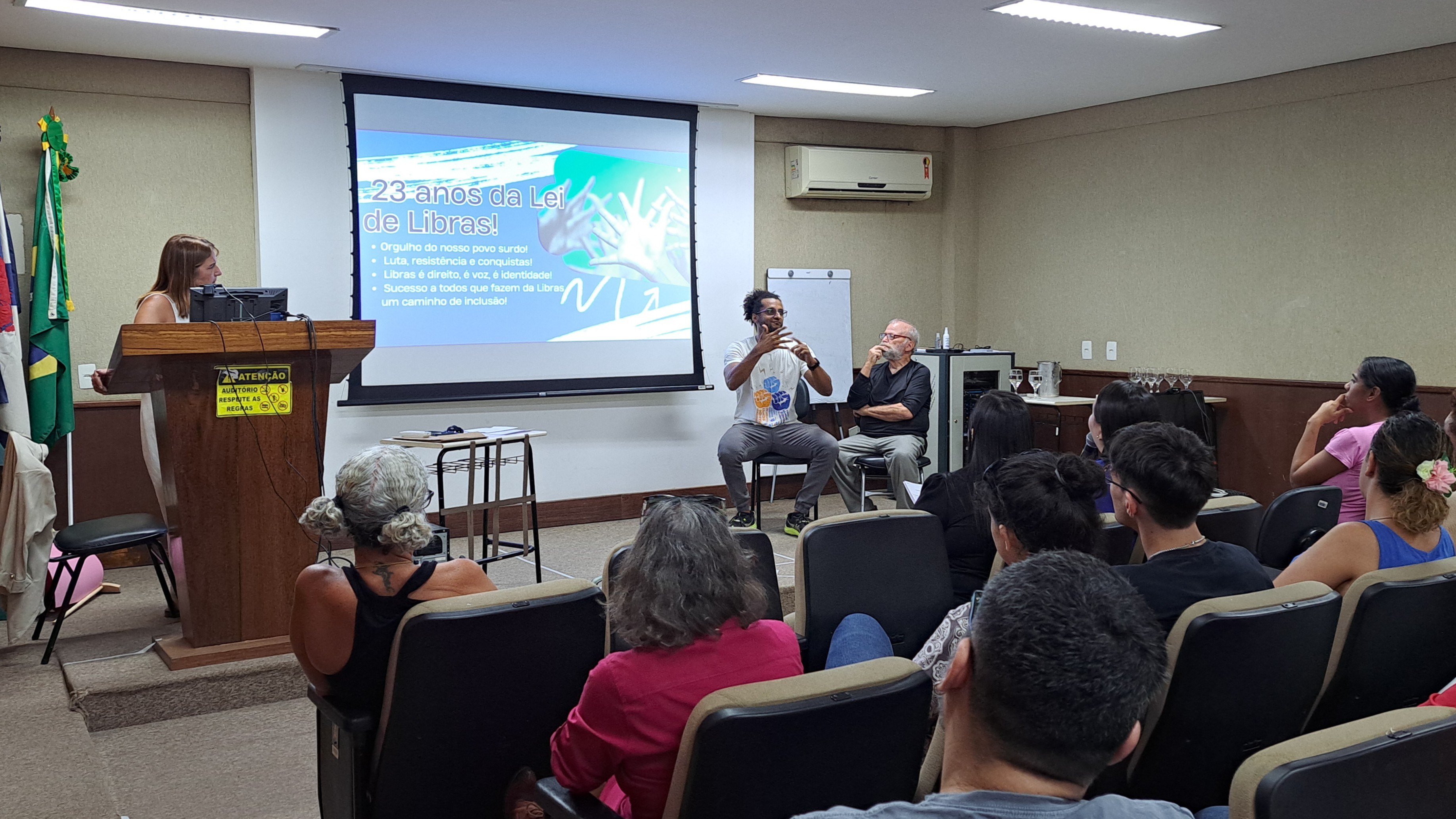Docentes debateram sobre Lei de Libras