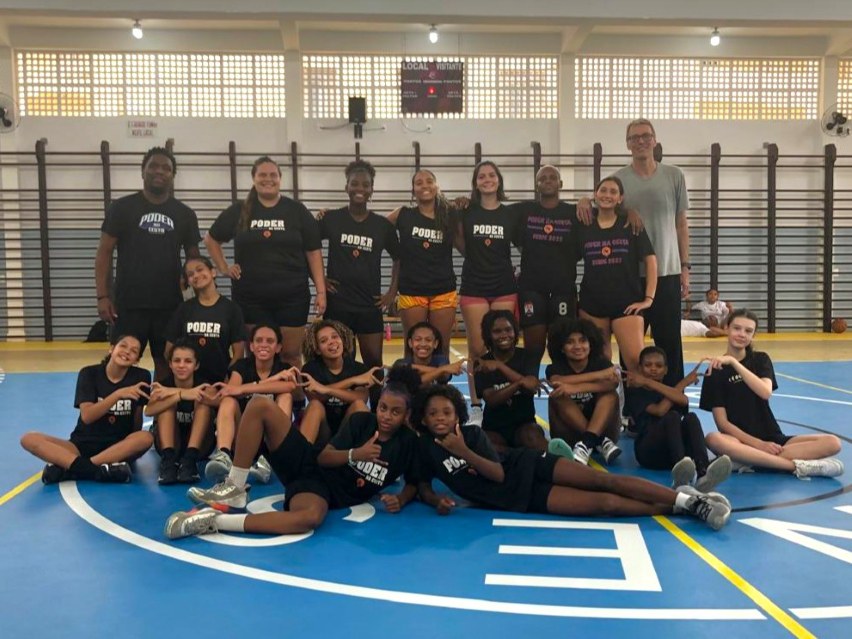 Poder na Cesta e alunas do INES treinam no ginásio do instituto