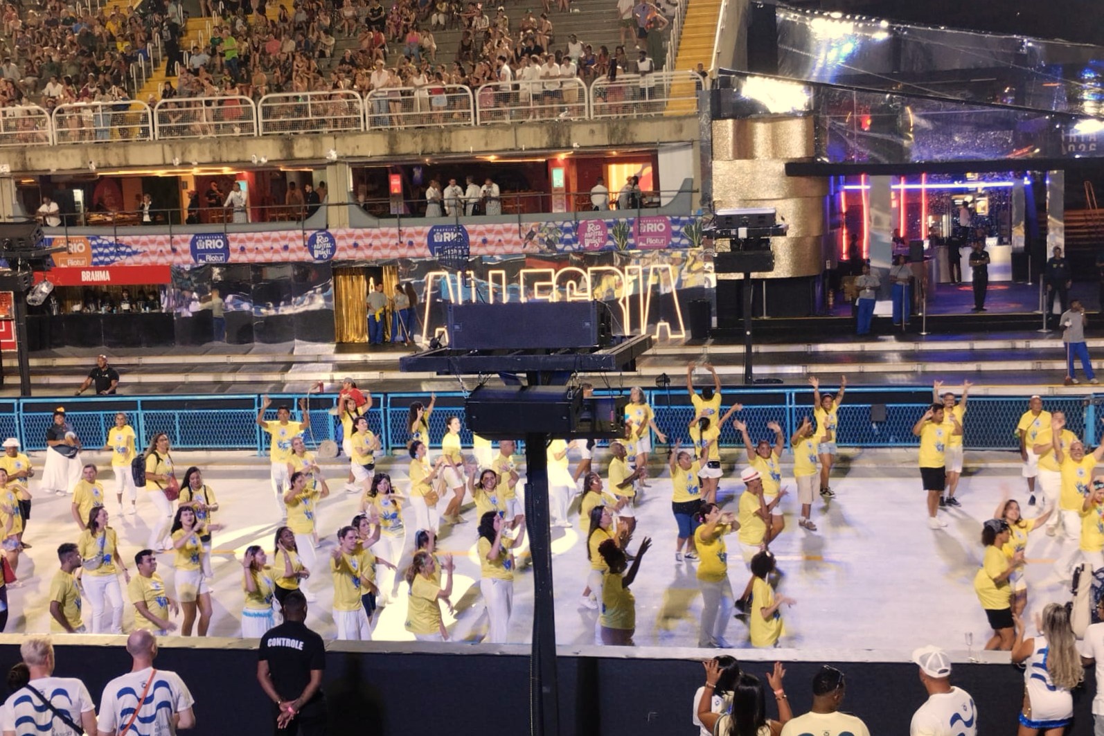 Integrantes do INES no desfile de estreia da Unidos da Inclusão