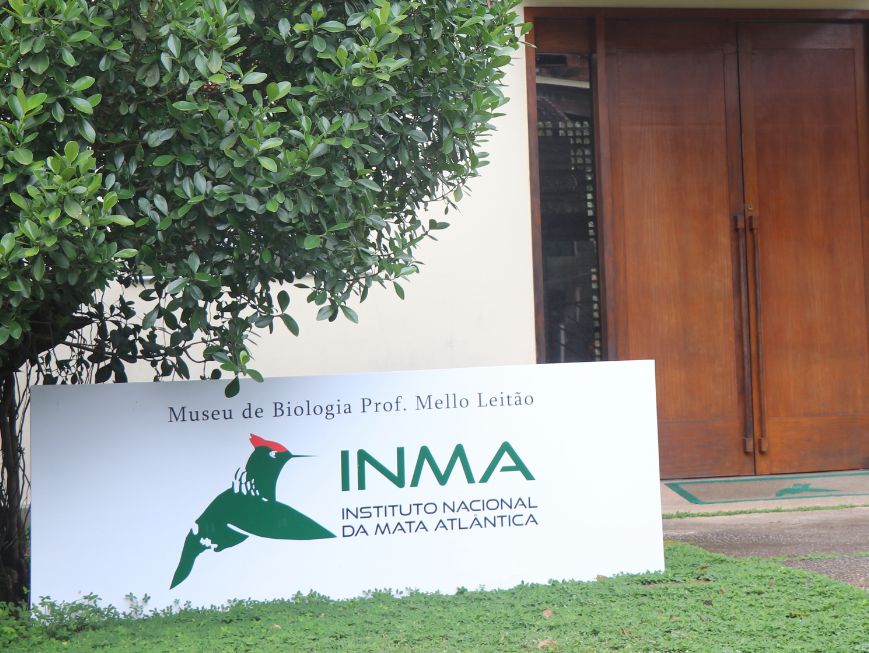 Placa com o nome do INMA - Instituto Nacional da Mata Atlântica