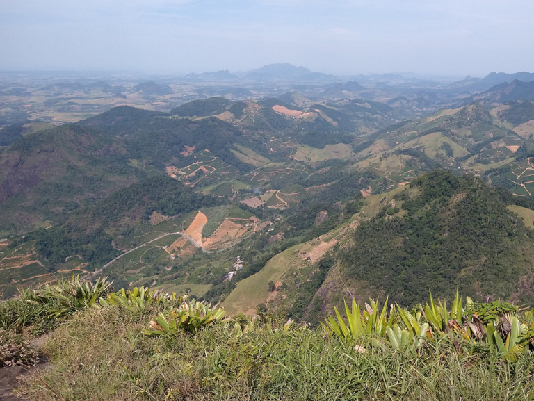 Vista do Pico de Goiapaba-Açu, entre Santa Teresa e FundãoES - Foto Juliana Lazzarotto.png