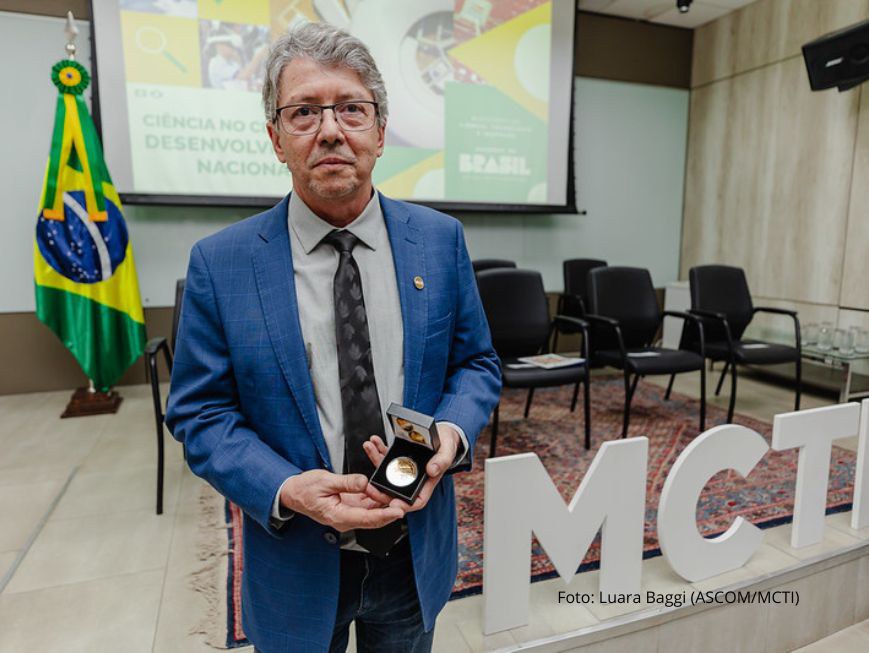 Homenagem ocorreu durante reunião de planejamento do Ministério com Unidades de Pesquisa