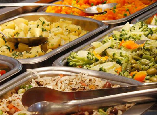 Para quem mora no Rio, trabalhar em Xerém é sentir um pouco da roça todos os dias. O clima bucólico e a tranquilidade do lugar, rodeado por uma vasta Mata Atlântica, transmite paz, mas também abre o apetite. Ninguém está esperando um restaurante estrelado por aqui, mas dá pra escolher uma boa opção por dia da semana (com folga!), pra matar a fome que chega cedo, lá pelas 11 h. Se você já esqueceu ou ainda não experimentou, confira aqui onde almoçar por perto do Campus!