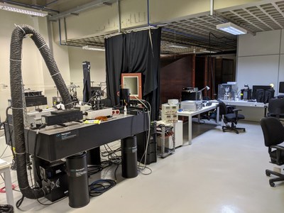 Figura 2: Túnel de vento aerodinâmico e sistema de velocimetria laser doppler