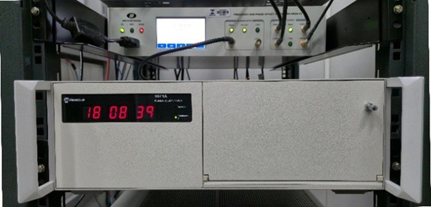 Relógio atômico de Césio que integra a escala de tempo UTC(INXE)