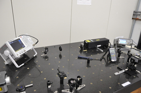 Sistema de calibração de lasers de HeNe estabilizados em 633 nm.