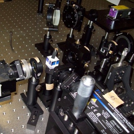 Fonte de pares de fótons correlacionados.