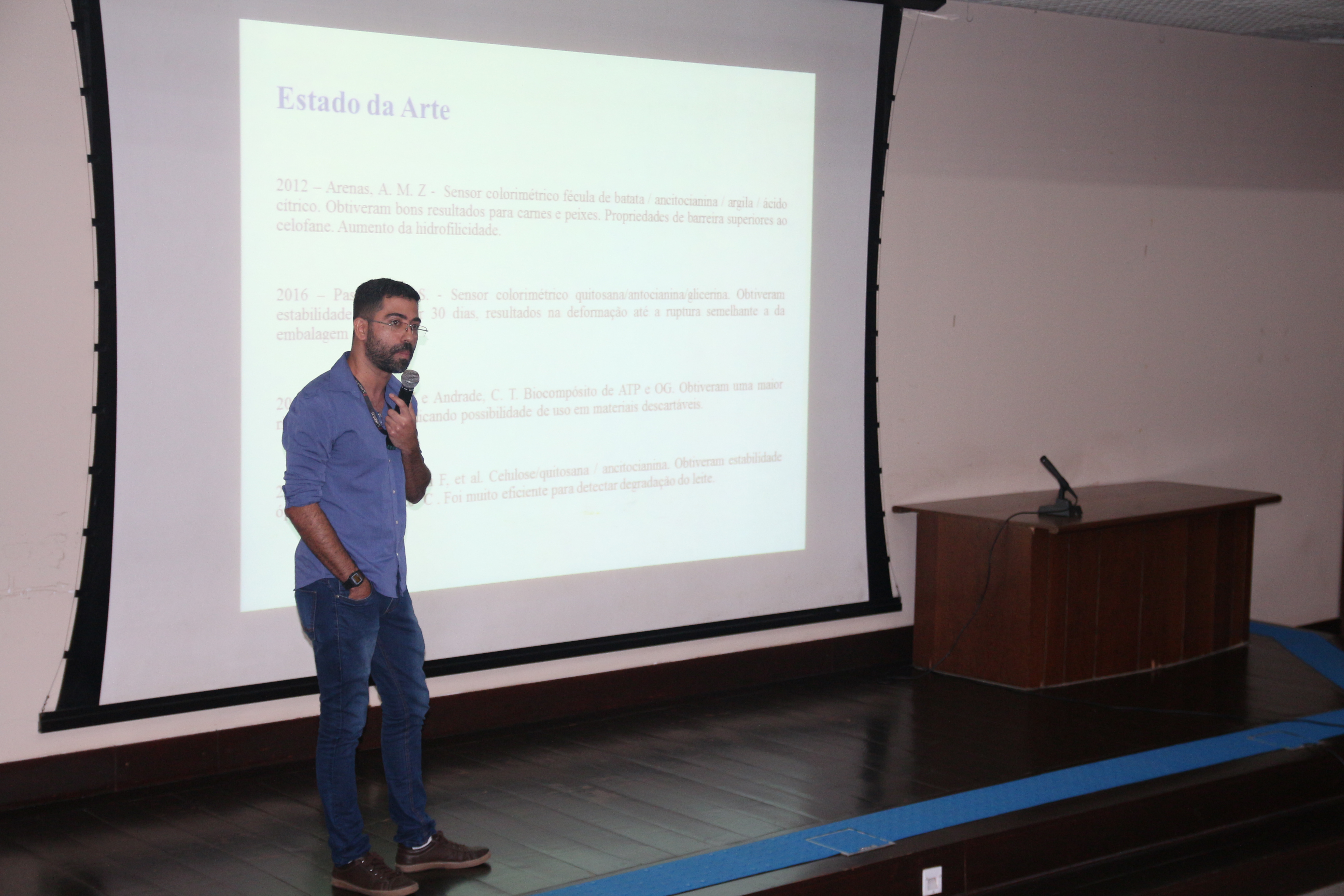 Marcelo Pojucan apresenta seu projeto sobre desenvolvimento de sensores colorimétricos para embalagens de alimentos