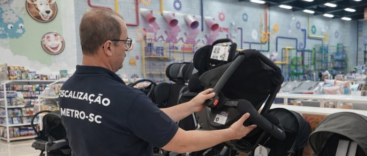 Inmetro alerta sobre os cuidados essenciais na escolha e uso do bebê conforto para proteger as crianças no transporte.