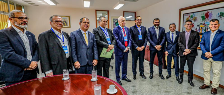 Autoridades do governo e prefeitura de Manaus