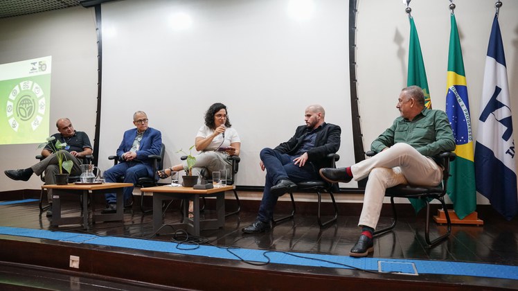 Mesa redonda que debateu as contribuições da metrologia para o desenvolvimento sustentável.