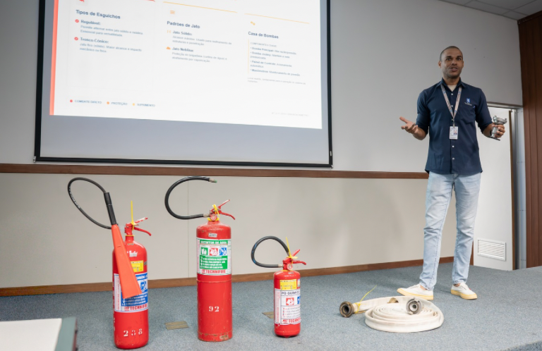 Capacitação reuniu atividades teóricas e práticas sobre prevenção, primeiros socorros e combate a incêndios no campus