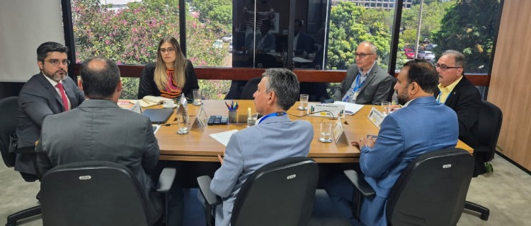 Representantes do Inmetro e Senatran reunidos para promover atividades de acreditação e de avaliação da conformidade que contribuirão para a segurança do trânsito no país