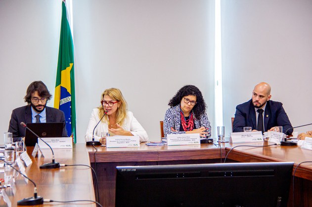 Marcelo Morais, Diretor de Metrologia Legal do Inmetro (à direita) e membros do Comitê Técnico de Assessoramento de Infraestrutura da Qualidade (CTIQ)