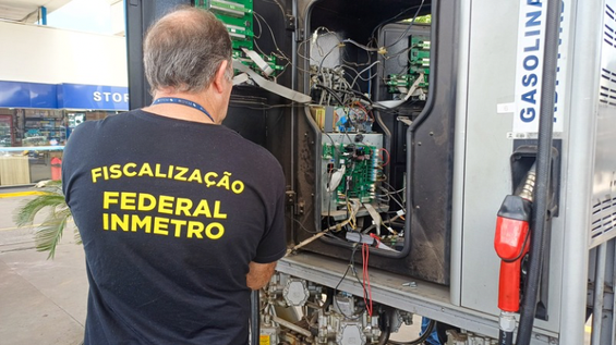 Operação “Tô de Olho no Abastecimento Seguro” fiscalizou 30 postos de combustíveis no estado gaúcho e detectou 123 bicos com irregularidades e indícios de fraudes