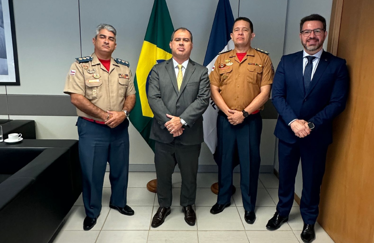 Presidente Márcio Brito, Adriano Mendonça, Coordenador-Geral de Articulação Institucional do Inmetro e representantes do Corpo de Bombeiros