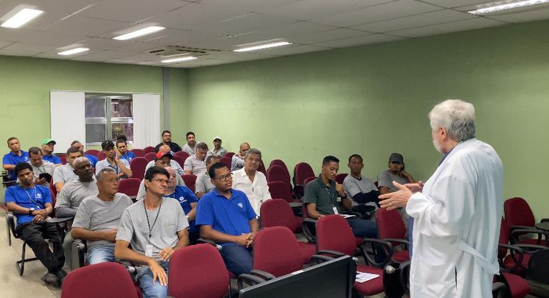 bate-papo interativo com os participantes.