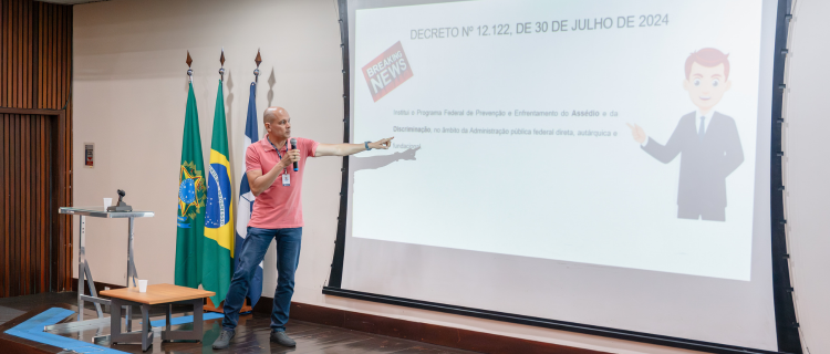 No dia 19 de agosto, o analista de planejamento e gestão do Inmetro Aleksandro Peixoto de Azevedo conduziu a palestra sobre a importância do combate ao assédio moral no ambiente de trabalho.