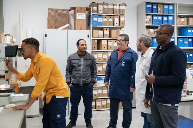 Os técnicos do IGPQI de Cabo Verde, durante treinamento em um dos laboratórios de metrologia legal do Inmetro
