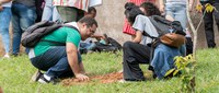 Inmetro realiza ação de plantio com alunos de cursos técnicos em alusão ao mês do meio ambiente