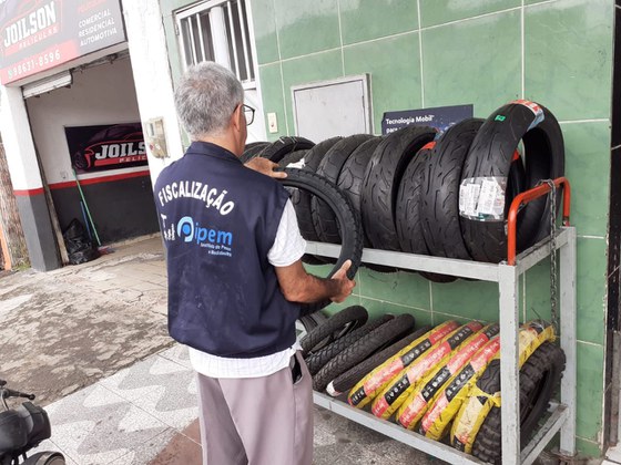 Entre os produtos e serviços verificados durante a operação, estão os pneus reformados e os pneus novos de motocicletas.