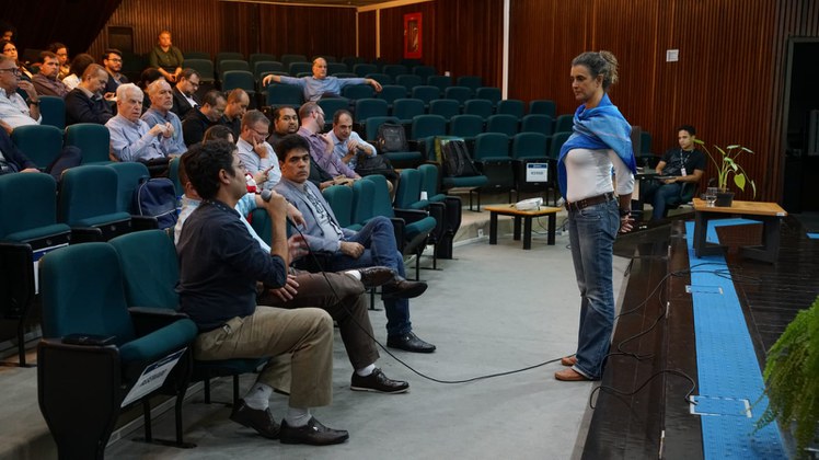 Alexandra Albuquerque Maciel, coordenadora de Projetos de Eficiência Energética do Ministério de Minas e Energia - MME, respondeu as questões dos participantes e apresentou dados que serão atualizados na regulamentação da iluminação residencial no país
