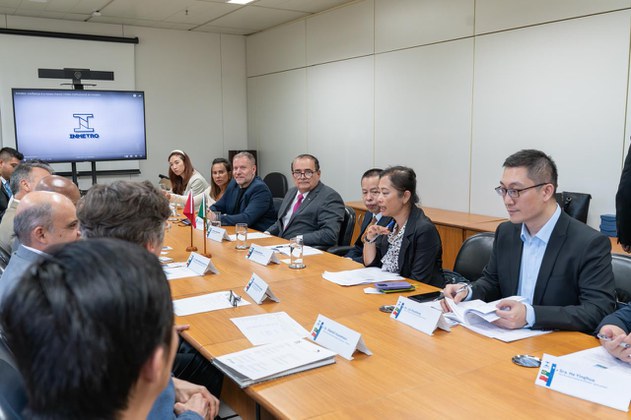 A delegação chinesa do Distrito de Nansha, Guangzhou, em reunião com os representantes do Inmetro, durante visita técnica ao instituto.