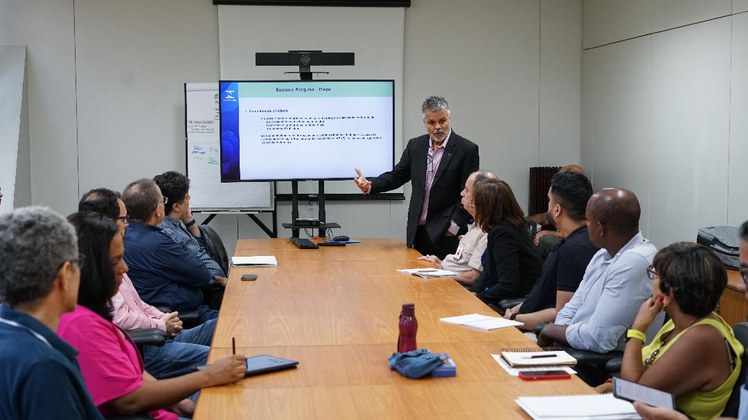 Luiz Fernando Rust, diretor de Metrologia Cientifica, Industrial e Tecnologia do Inmetro, em apresentação para os representantes do Instituto de Gestão da Qualidade e Propriedade Intelectual (IGQPI) de Cabo Verde