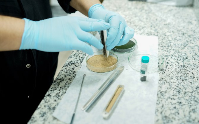 Manipulação de materiais de pesquisa no Laboratório de Fenômenos de Superfície e Filmes Finos (Lafes) do Inmetro