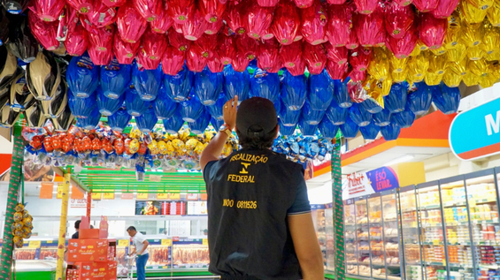 Ação verificou itens sazonais como chocolates, pescados e brinquedos; mais de 8 mil irregularidades foram identificadas