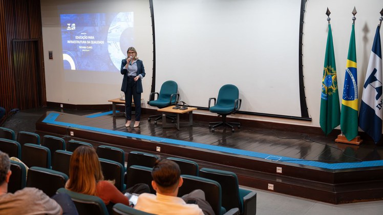 Tatiana Claro, coordenadora pedagógica dos cursos técnicos do Inmetro, durante o evento