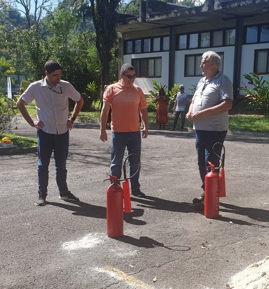 Durante os cursos, foram abordados os requisitos para a gestão de riscos em ambientes que envolvem o armazenamento e manuseio de materiais inflamáveis.