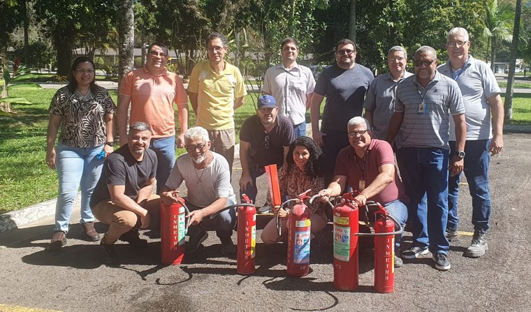 A NR-20 estabelece requisitos essenciais para garantir a segurança e a saúde no trabalho com substâncias inflamáveis.