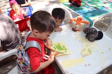 Crianças na oficina de corte e colagem Monte Seu Próprio Jacaré. Foto: Igor Souza/PCE.