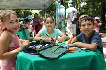 Crianças em oficina de pintura, aniversário do Bosque da Ciência 28 anos em 2023. Crédito: Victor Mamede
