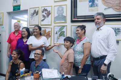 Fixação da exsicata 300 mil no herbário Inpa_Foto Camila barbosa-Ascom Inpa.jpeg