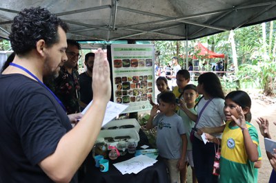 Estudantes participando da Oficina de Herpetologia. Foto Victor Mamede / Ascom Inpa.