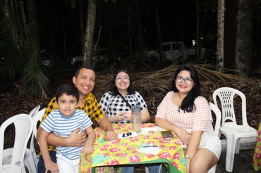 Servidor Alexandre Buzaglo e sua família no arraiá da ciencia. Foto: Ana Bittencourt- Ascom Inpa.