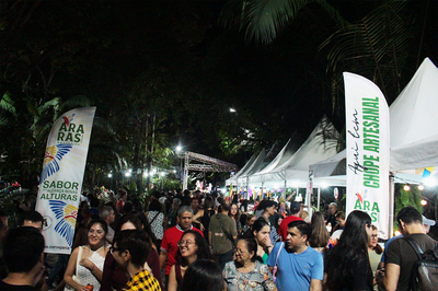 Público aproveitando a diversidade de barracas de comidas típicas. Foto: Fernanda Reis- Ascom Inpa.