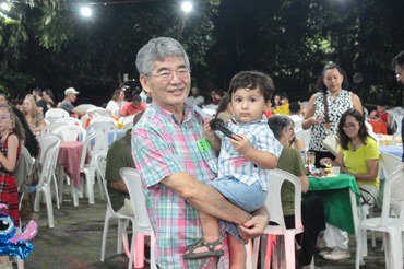 Pesquisador Niro Higuchi e seu neto, mostrando que a diversão é para todas as idades. Foto: Fernanda Reis- Ascom Inpa.