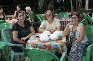 Servidoras Fernanda Costa e Doralice Torres com sua filha desfrutando do arraiá. Foto: Fernanda Reis- Ascom Inpa.