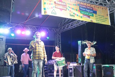 Diretor do Inpa, Henrique Pereira animando o arraiá ao som da banda de forró. Foto: Fernanda Reis- Ascom Inpa.