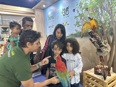 Guilherme Monteiro e sua familia interagindo com a arara. Foto: Cimone Barros- Ascom Inpa.