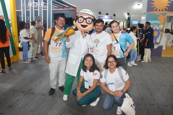 Bosquinho interagindo com o público na Expo T&C. Foto: Igor Souza- Ascom Inpa.
