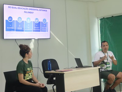 Aula teorica do minicurso com os técnicos do Inpa Fernanda Reis e Aexandre Buzaglo. Foto: Ana Bitencourt- Ascom Inpa.