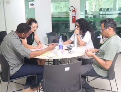 Formulação de proposta educativa grupo 2. Foto: Carol Sackser - Ascom Inpa.